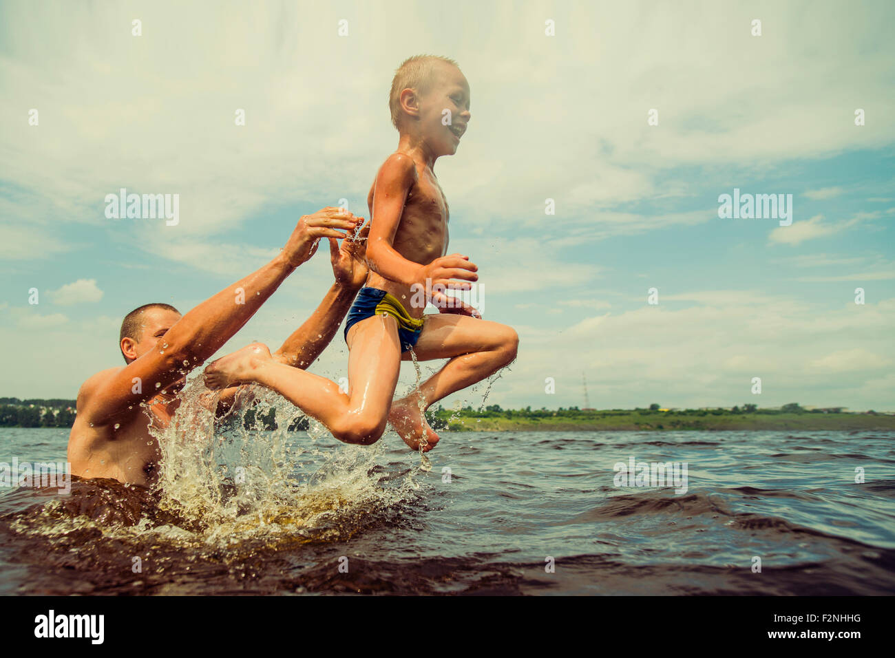 Kaukasische Vater und Sohn, Schwimmen im See Stockfoto