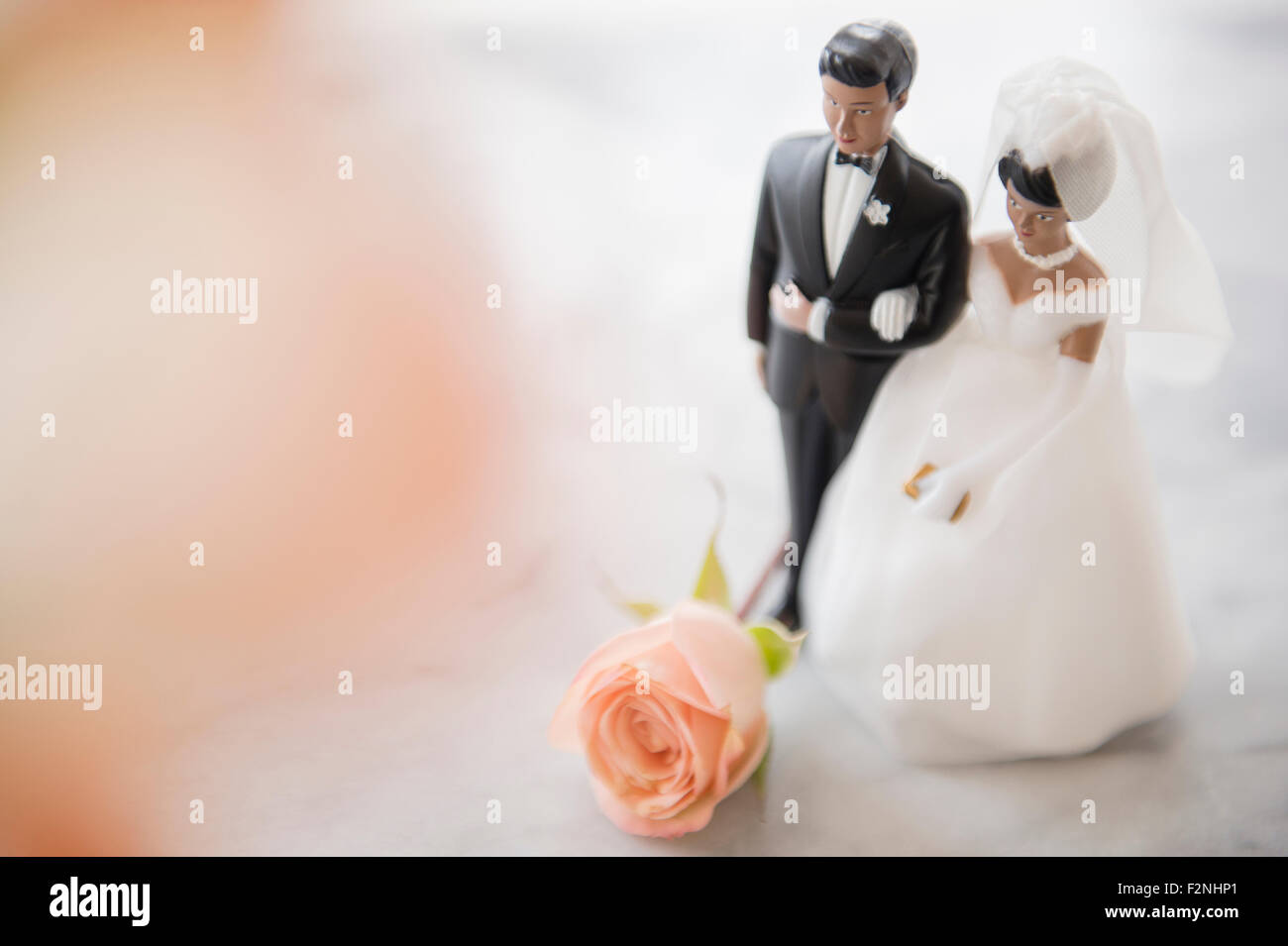 Nahaufnahme von Braut und Bräutigam Hochzeitstorte topper Stockfoto