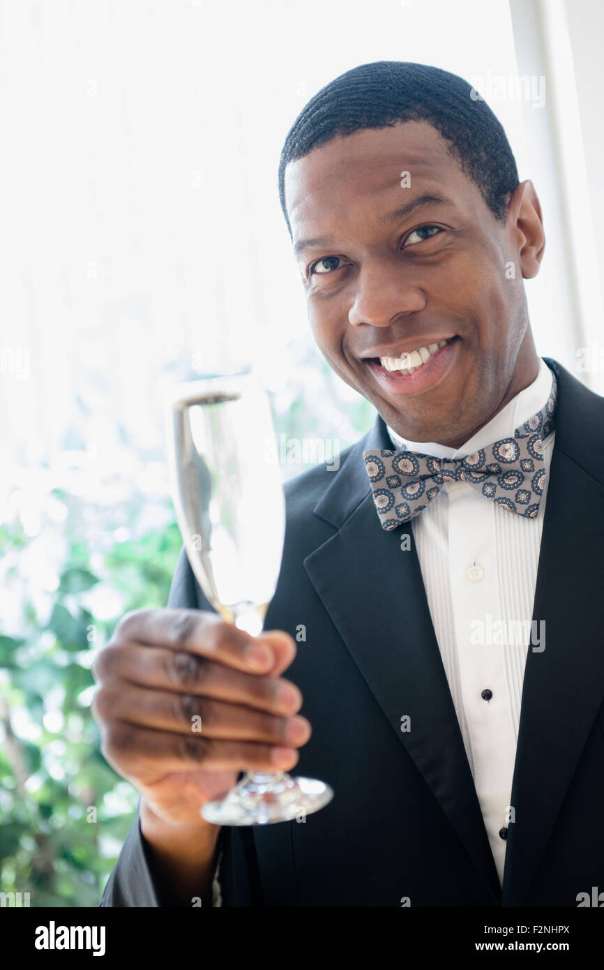 Lächelnde Bräutigam Toasten mit Champagner Stockfoto
