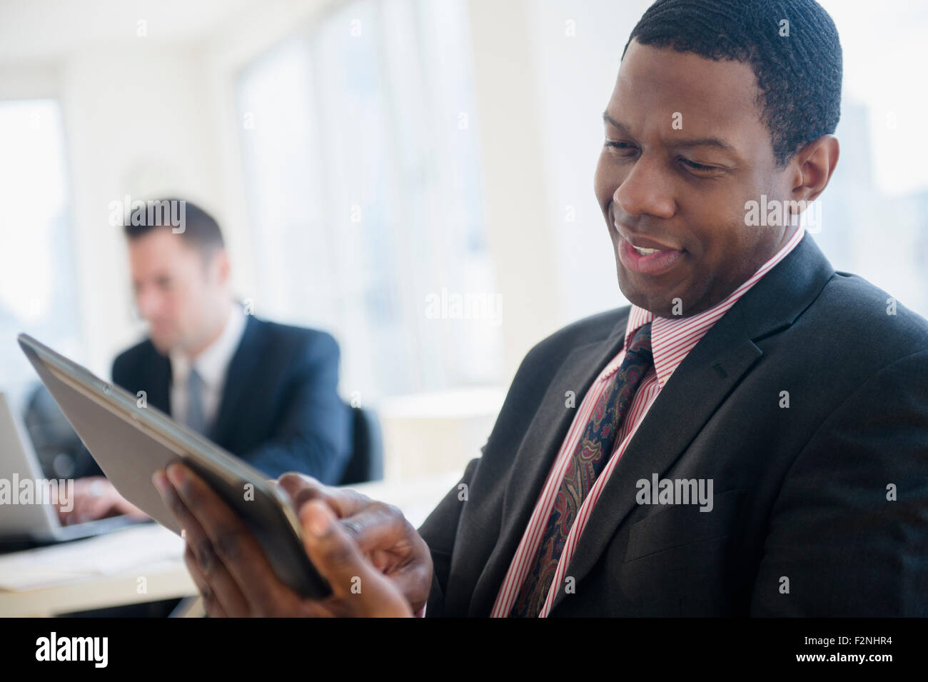 Geschäftsmann mit digital-Tablette in office Stockfoto