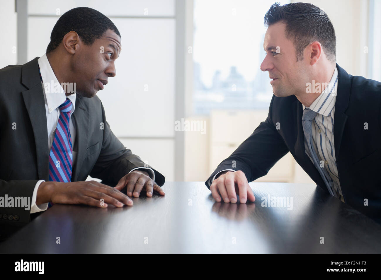 Unternehmer im Gespräch im Büro treffen Stockfoto