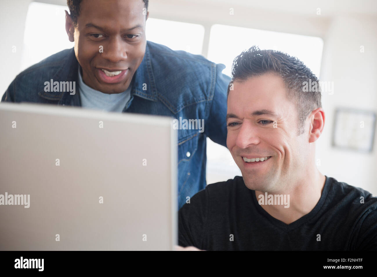 Männer mit Computer im Büro Stockfoto