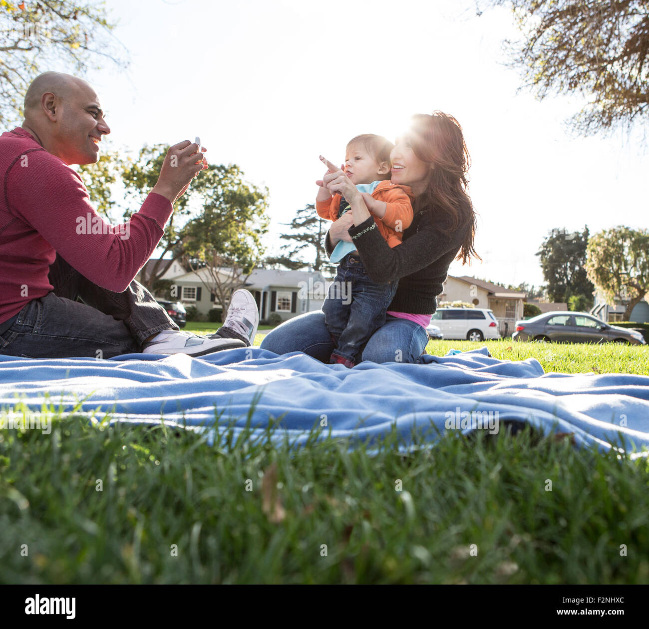 Hispanische Familie auf Decke im park Stockfoto