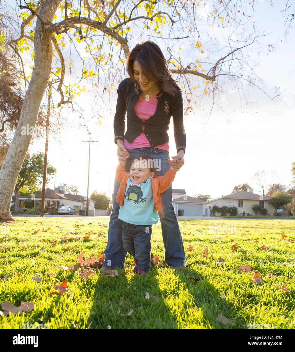 Hispanische Mutter mit Sohn im Park spielen Stockfoto