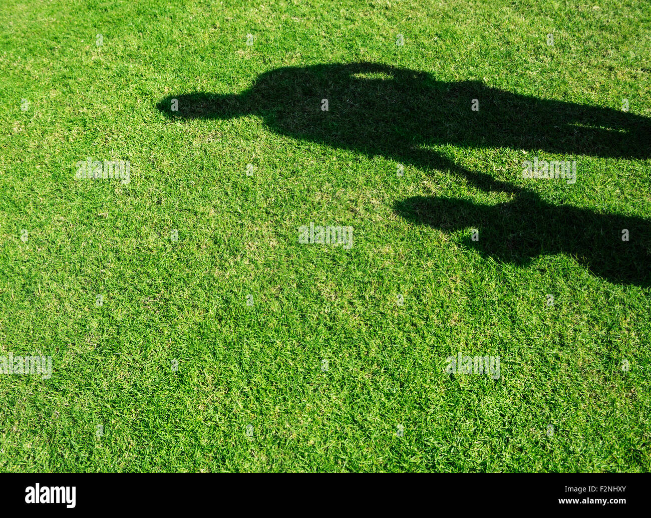 Schatten der hispanischen Vater und Sohn auf Rasen Stockfoto