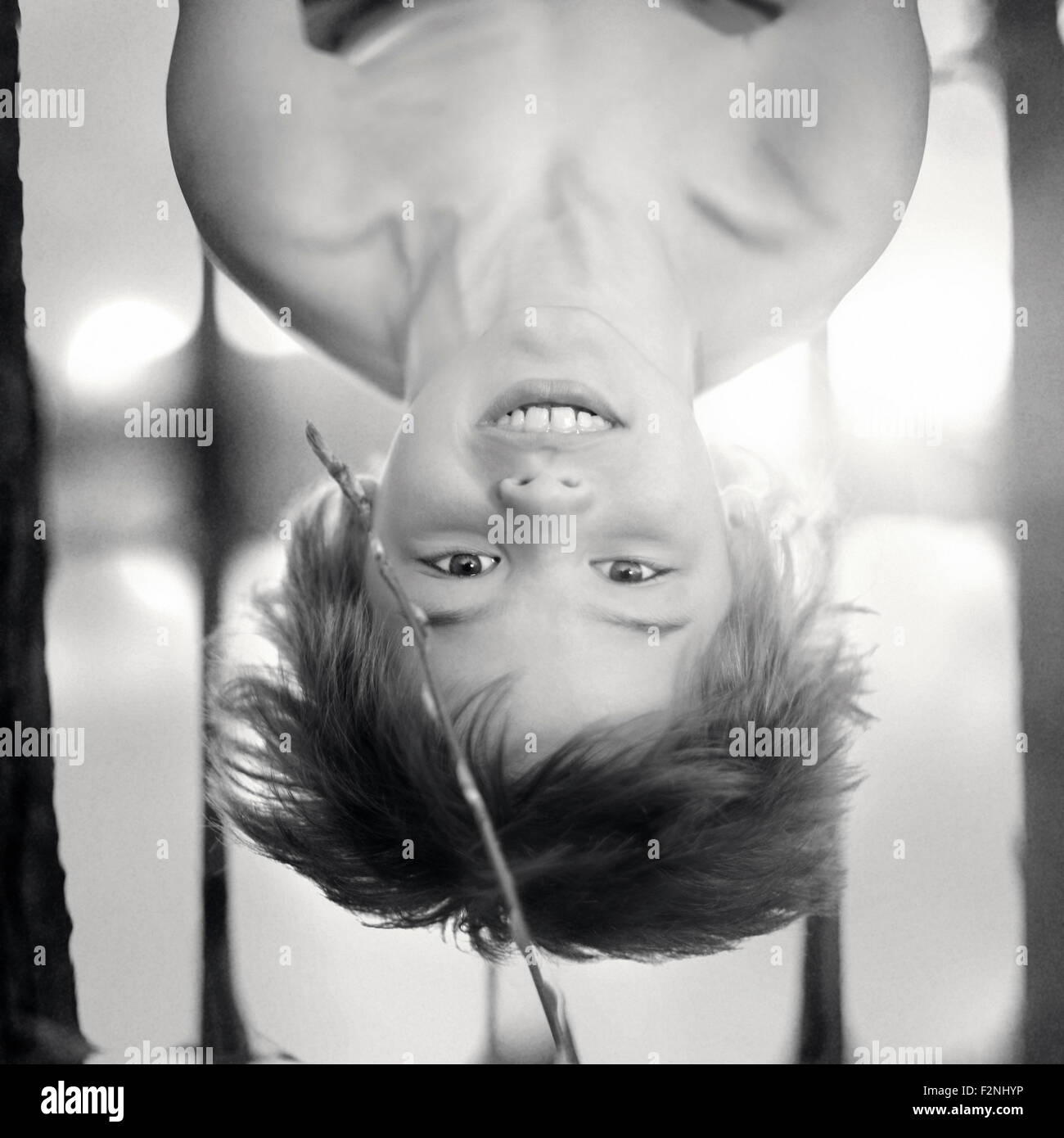 Kaukasische junge kopfüber hängend Stockfoto