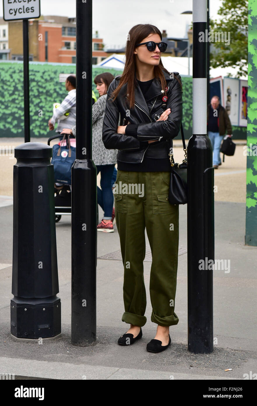 Ein Chich Karosseriedesigner posiert auf der Straße während der London Fashion Week - 21. September 2015 - Foto: Start-und Landebahn Manhattan/Celine Gaille *** für nur zur redaktionellen Nutzung *** Stockfoto