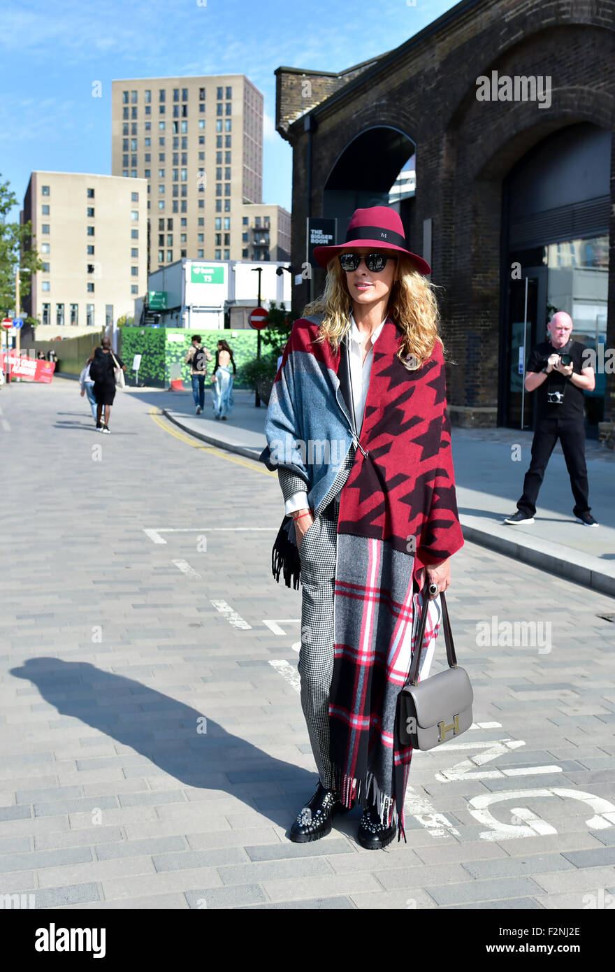 Stylist Elina Halimi posiert auf der Straße während der London Fashion Week - 20. September 2015 - Foto: Start-und Landebahn Manhattan/Celine Gaille *** für nur zur redaktionellen Nutzung *** Stockfoto
