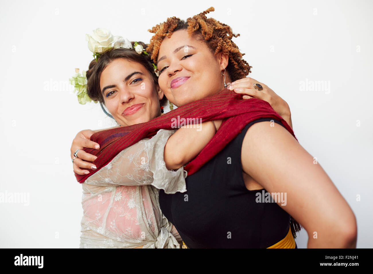 Stilvolle lächelnde Frauen umarmen Stockfoto