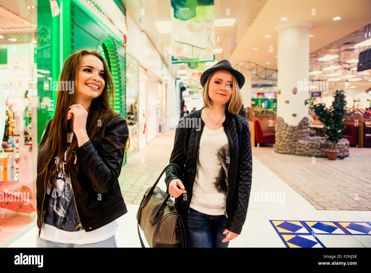 Kaukasischen Frauen gehen im Einkaufszentrum Stockfoto