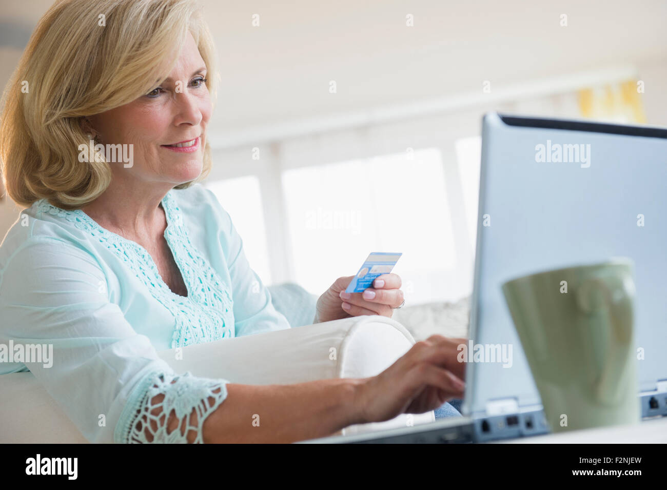 Kaukasische Frau mit Laptop Online-shopping Stockfoto