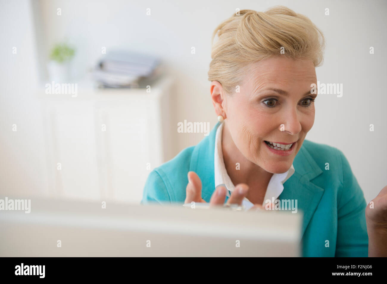 Kaukasische Geschäftsfrau arbeiten am Computer im Büro Stockfoto