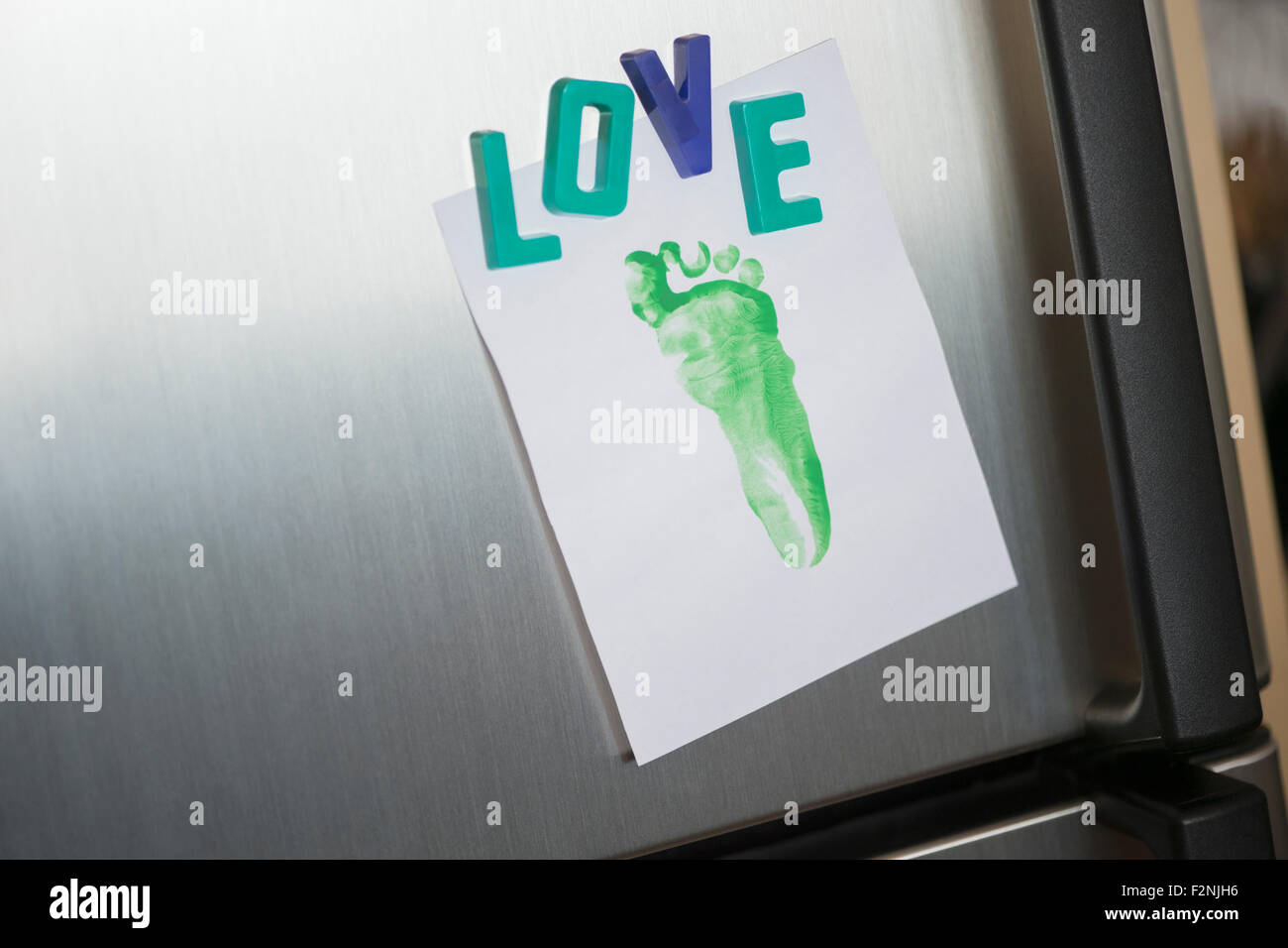 Nahaufnahme von Liebe Magnete und Fußabdruck auf Kühlschrank Stockfoto