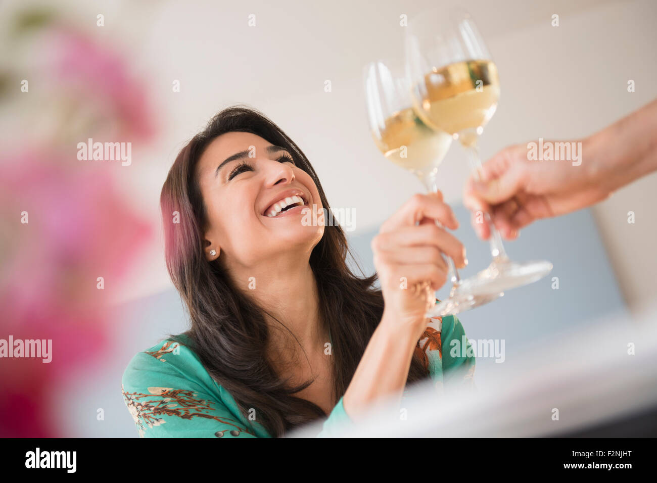 Paar, toasten mit Gläser Weißwein Stockfoto