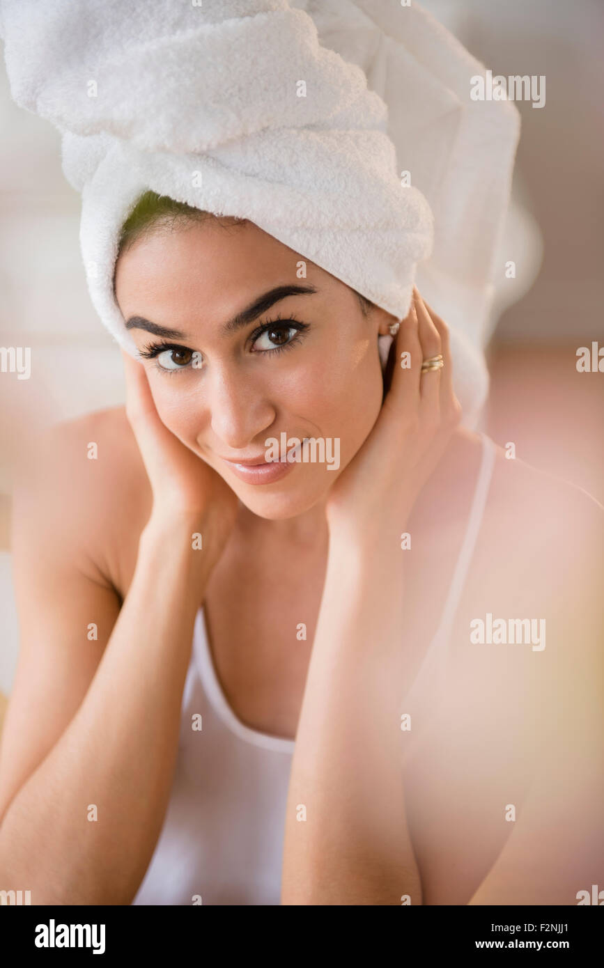 Frau, ihr Haar mit Handtuch trocknen Stockfoto