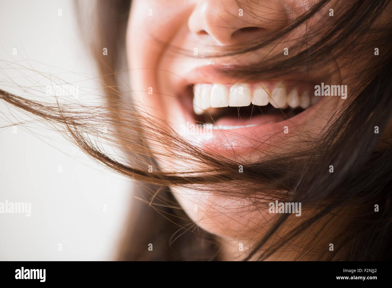 Lachende Frau mit strubbeligem Haar hautnah Stockfoto