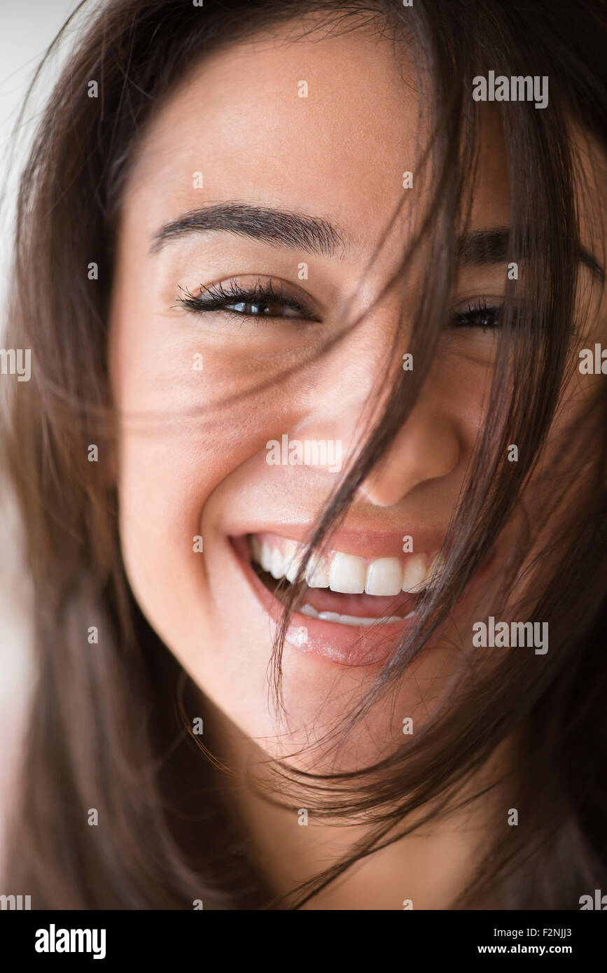 Lachende Frau mit strubbeligem Haar hautnah Stockfoto