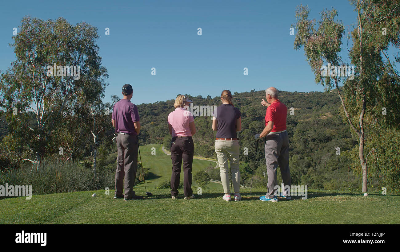 Kaukasische Freunde Prüfung Fairway am Golfplatz Stockfoto