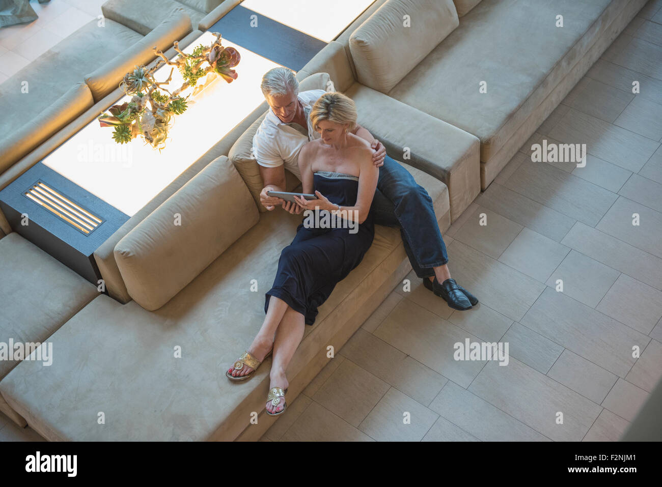 Erhöhte Ansicht des kaukasischen paar mit digital-Tablette in Hotel-lobby Stockfoto