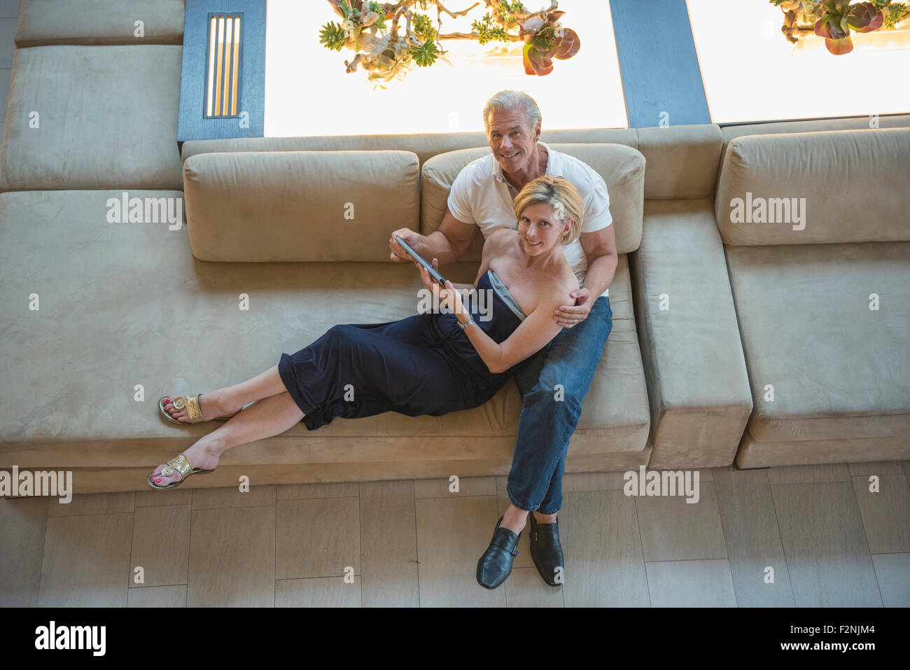 Erhöhte Ansicht des kaukasischen paar mit digital-Tablette in Hotel-lobby Stockfoto