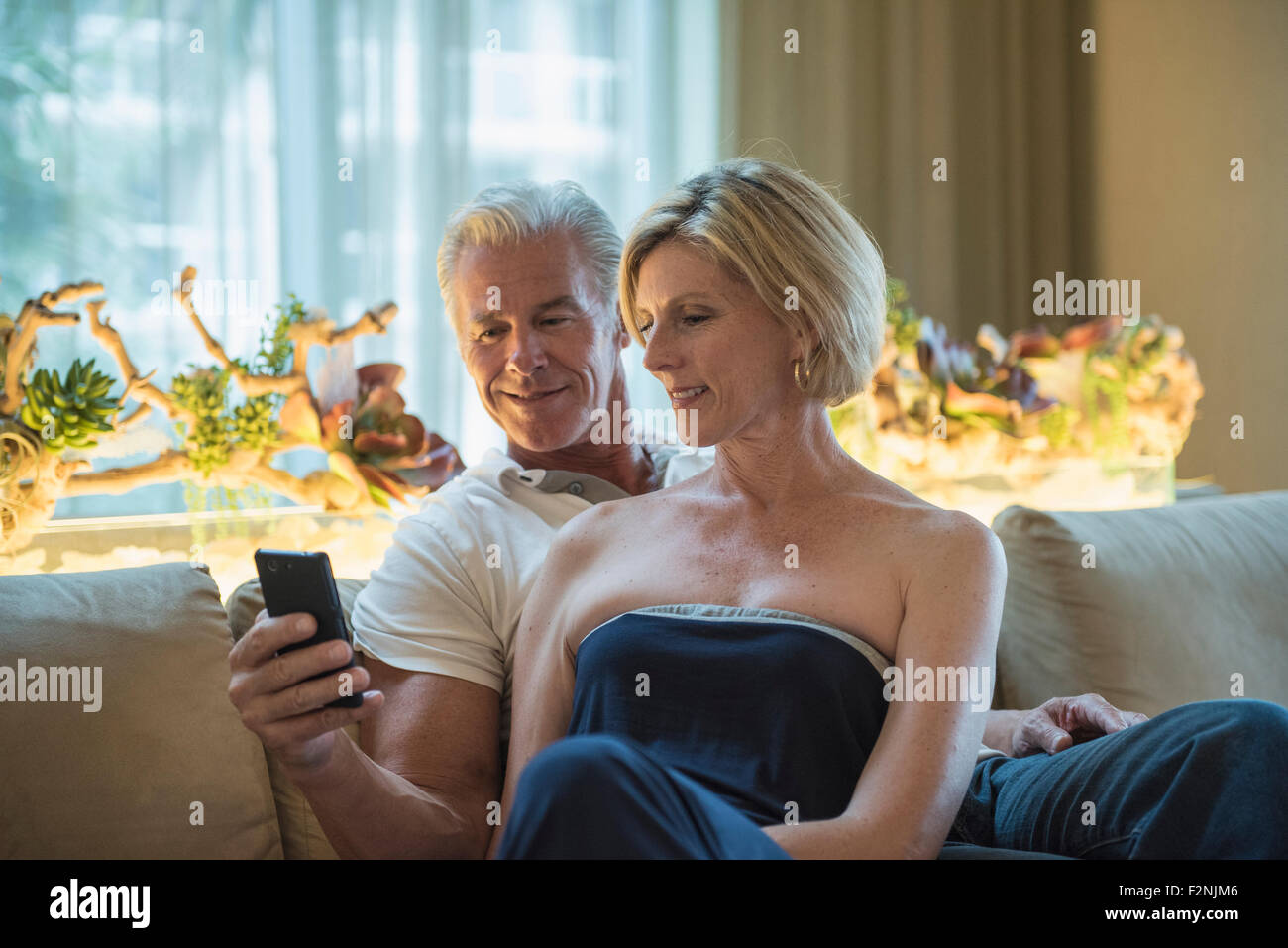 Kaukasische paar mit Handy in der Hotel-lobby Stockfoto