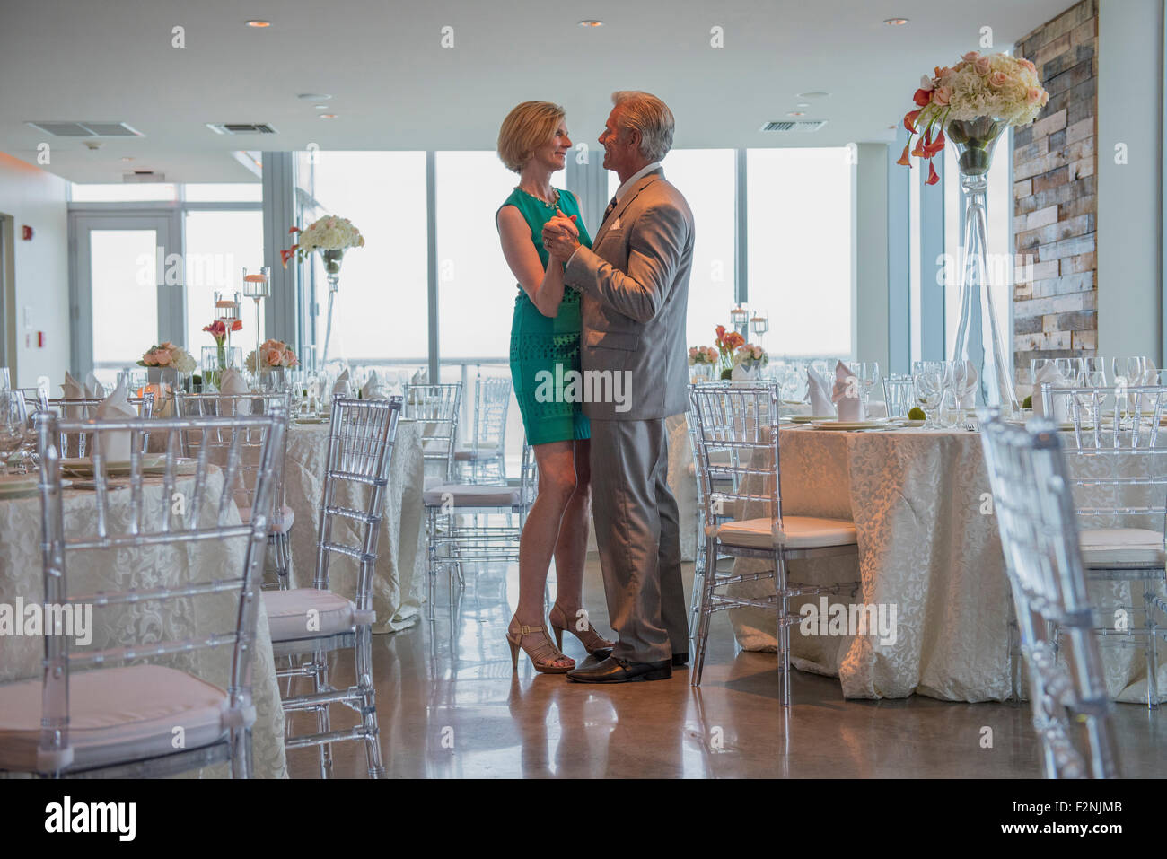 Kaukasischen Paare tanzen in leeren restaurant Stockfoto