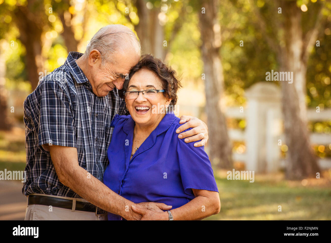 Älteres Ehepaar umarmt im Hinterhof Stockfoto