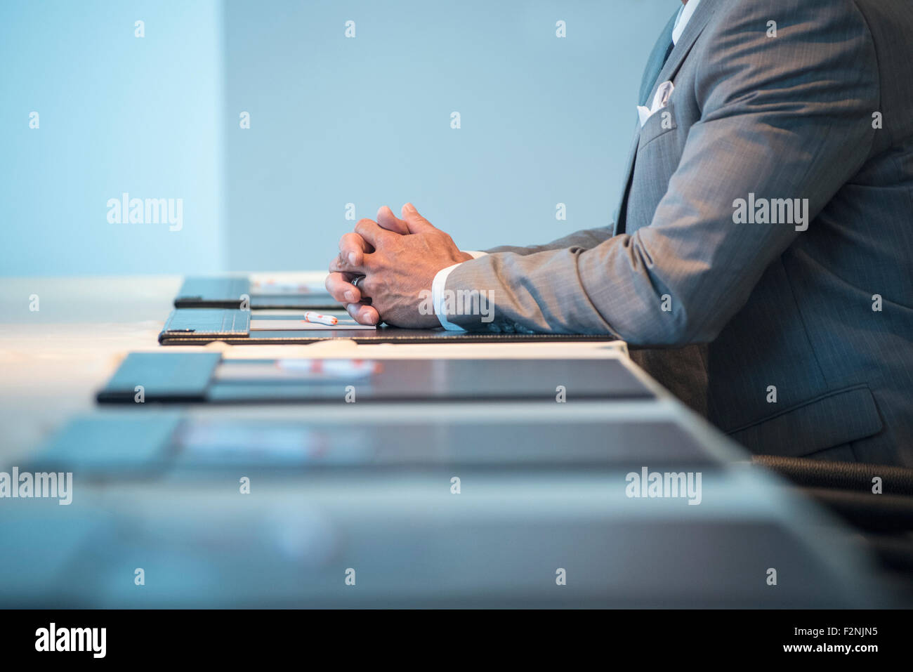 Kaukasische Geschäftsmann am Konferenztisch sitzen Stockfoto