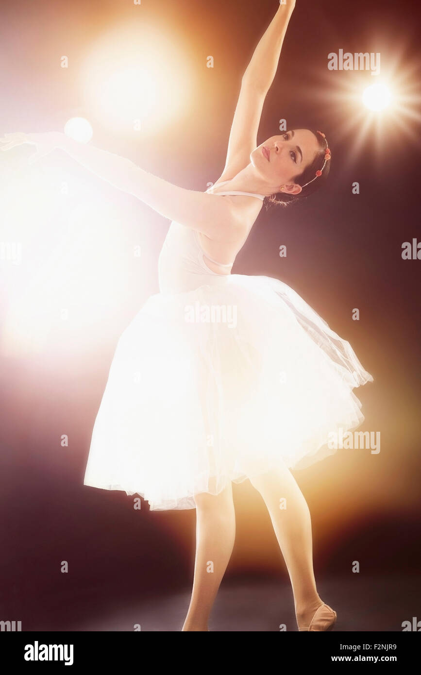 Hispanische Ballett-Tänzerin auf der Bühne Stockfoto