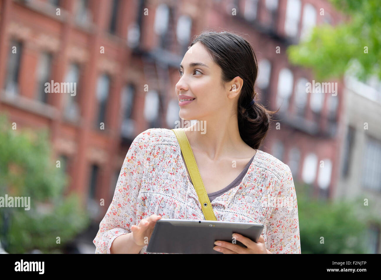 Hispanic Frau mit digital-Tablette in Stadt Stockfoto