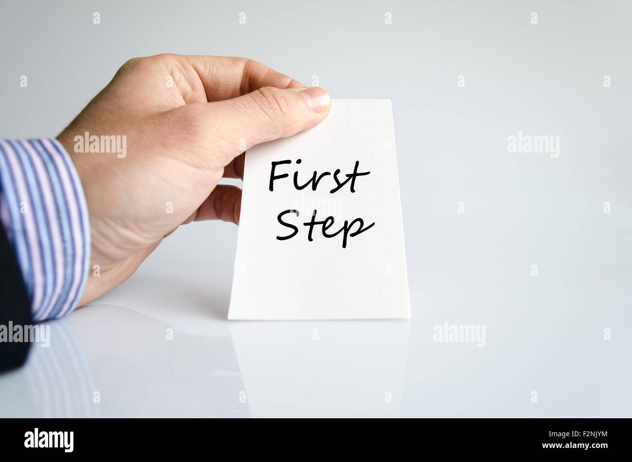 Ersten Schritt Textkonzept isoliert auf weißem Hintergrund Stockfoto