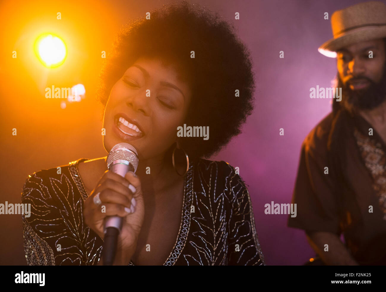 Sänger und Musiker auf der Bühne Stockfoto