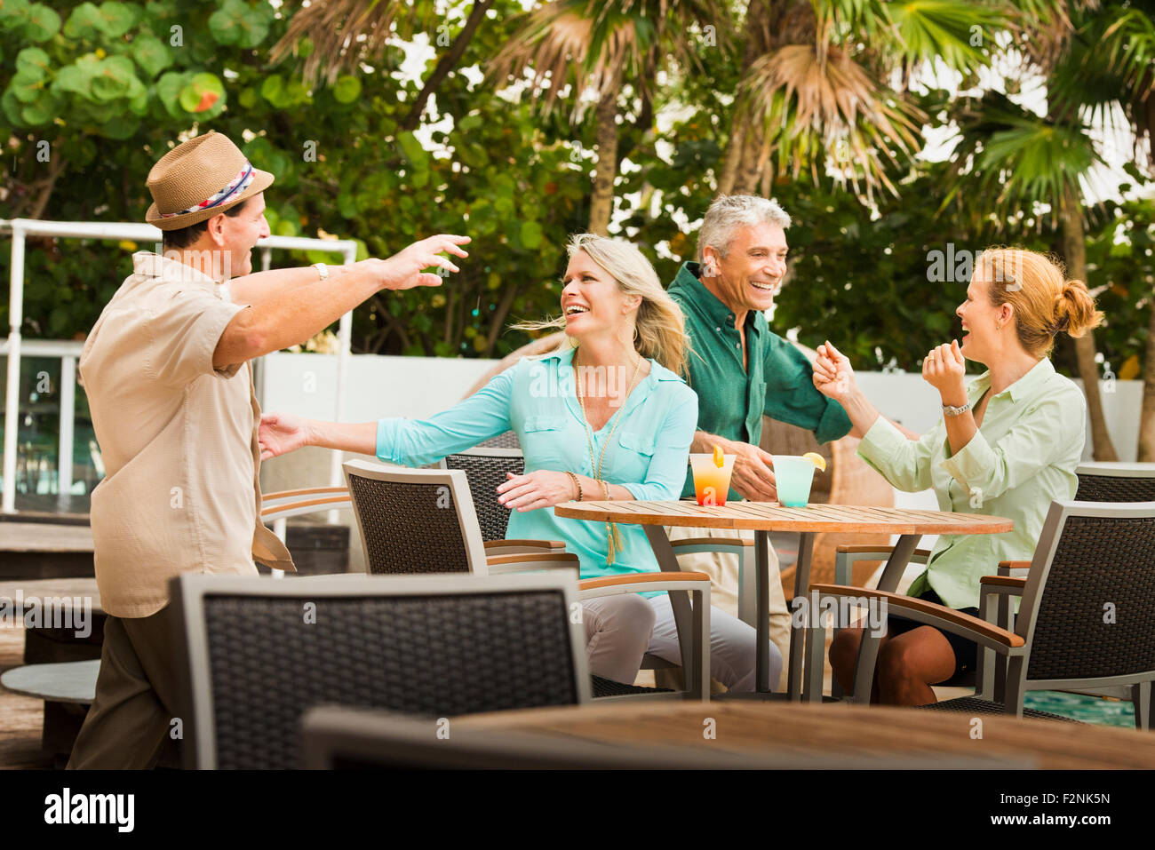 Paare, die umarmt auf Terrasse des Restaurants Stockfoto