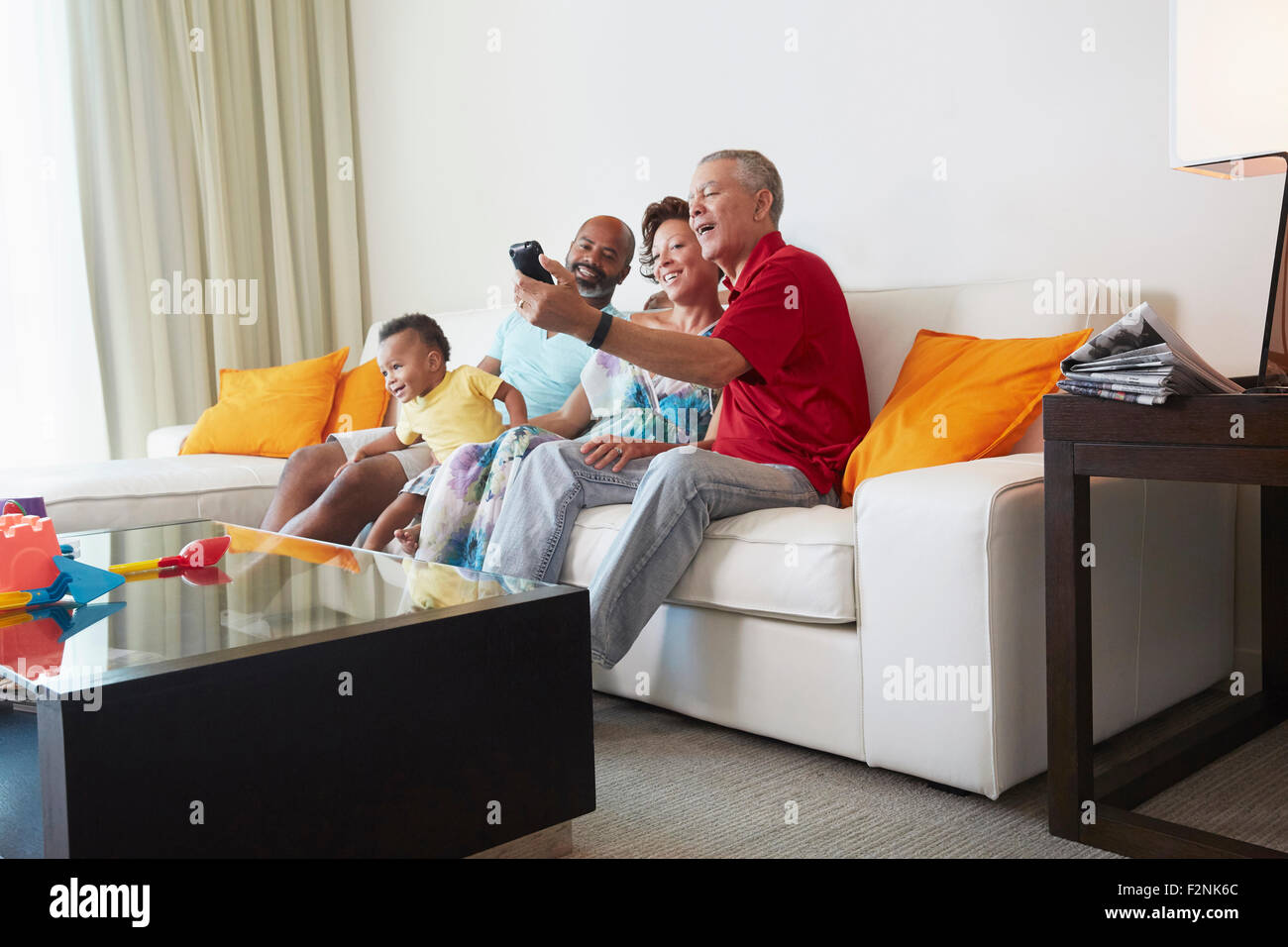 Generationsübergreifende Familie nehmen Selfie im Wohnzimmer Stockfoto