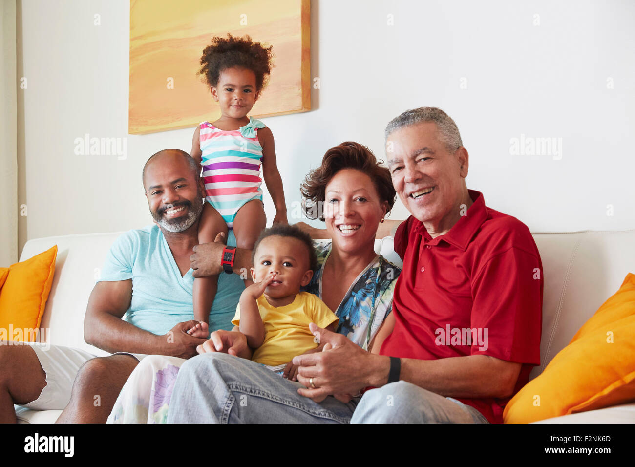 Mehr-Generationen-Familie lächelnd auf sofa Stockfoto
