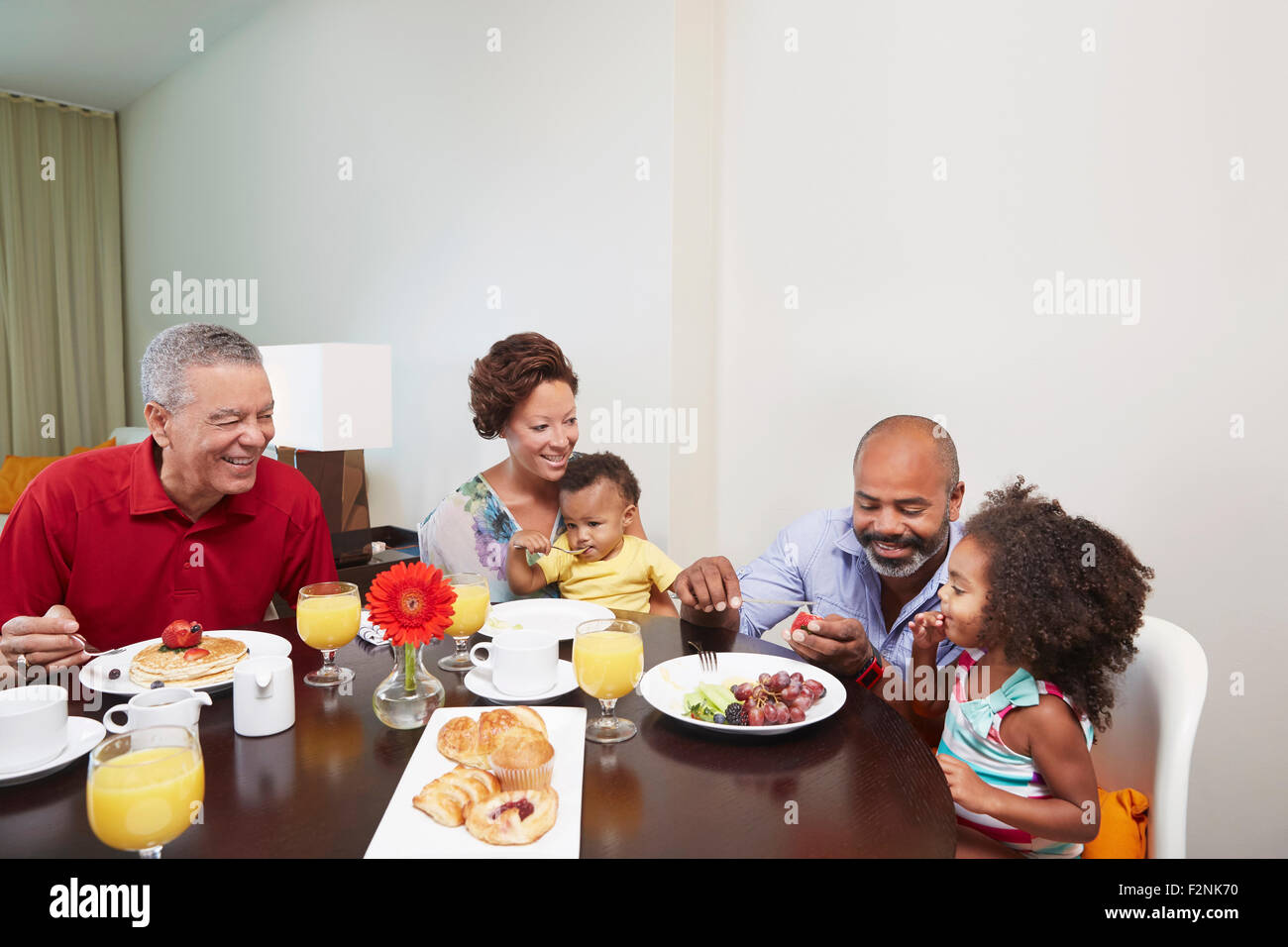 Mehr-Generationen-Familie frühstücken am Tisch Stockfoto