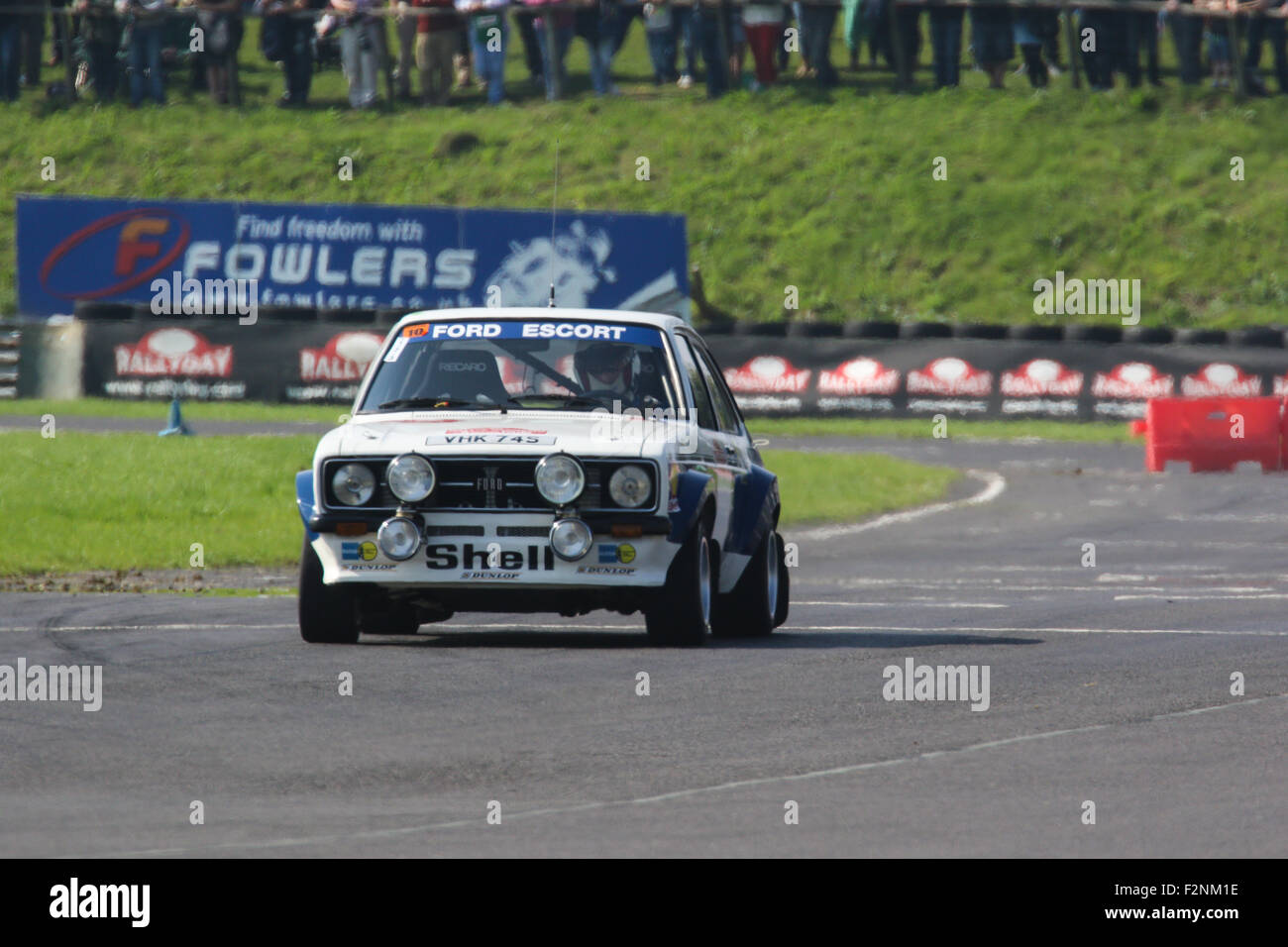 Ein Ford Escort auf der Strecke Castle Combe Circuit Rallyday. Stockfoto