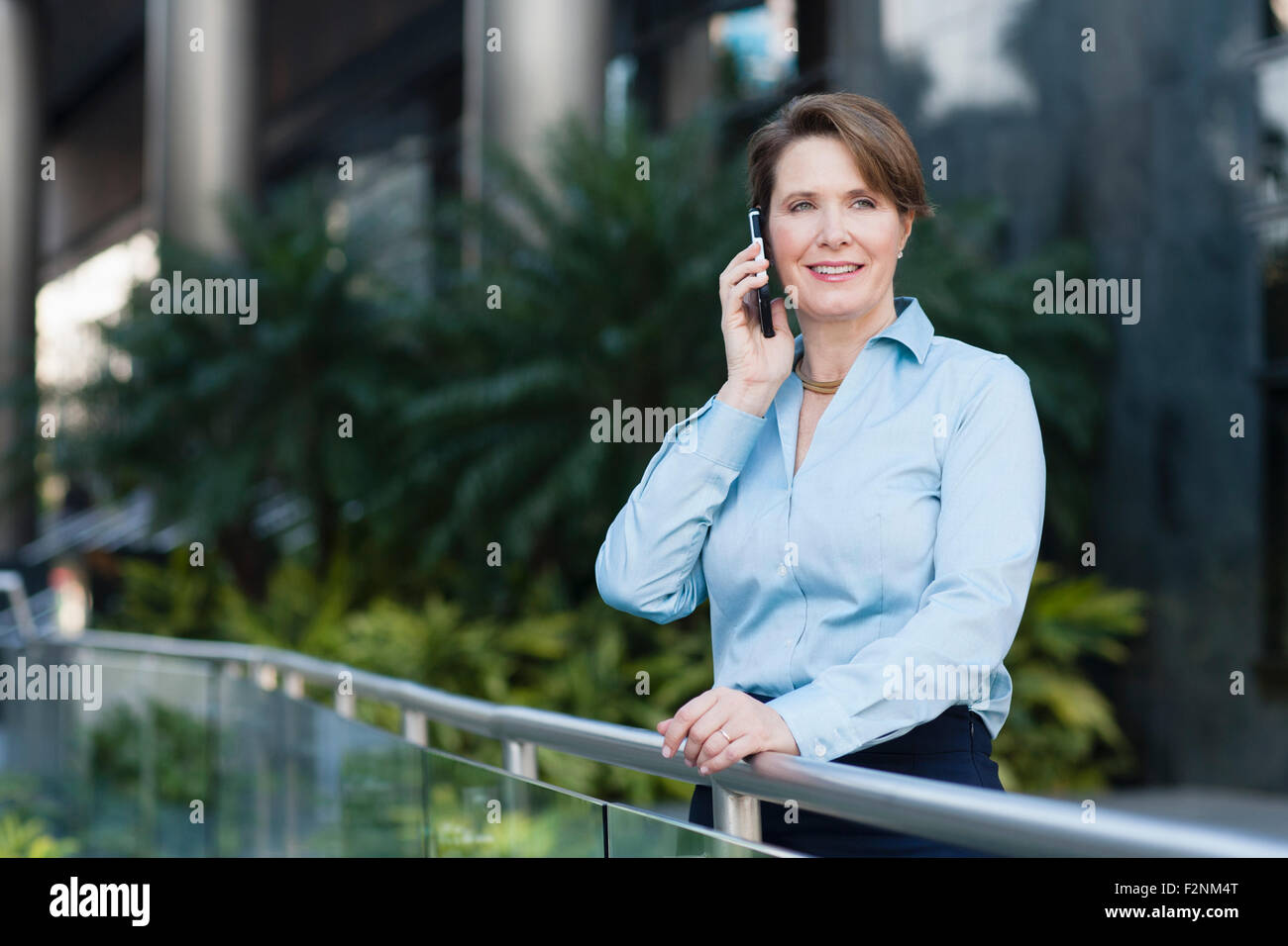 Kaukasische Geschäftsfrau am Handy im freien sprechen Stockfoto