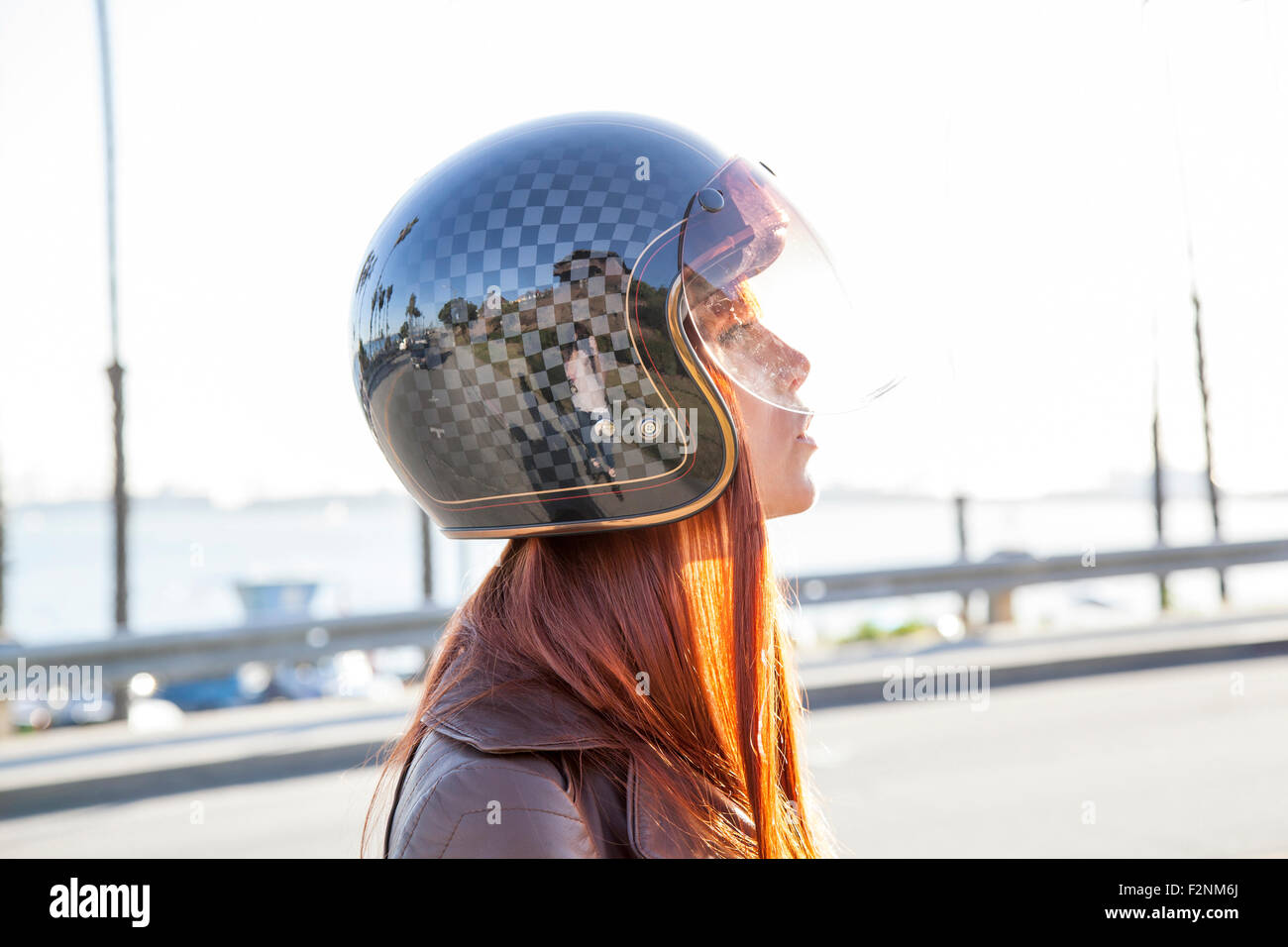 Kaukasische Frau tragen Motorradhelm Stockfoto