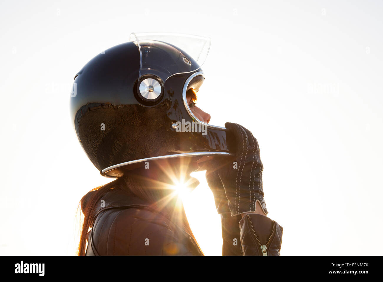 Kaukasische Frau tragen Motorradhelm Stockfoto