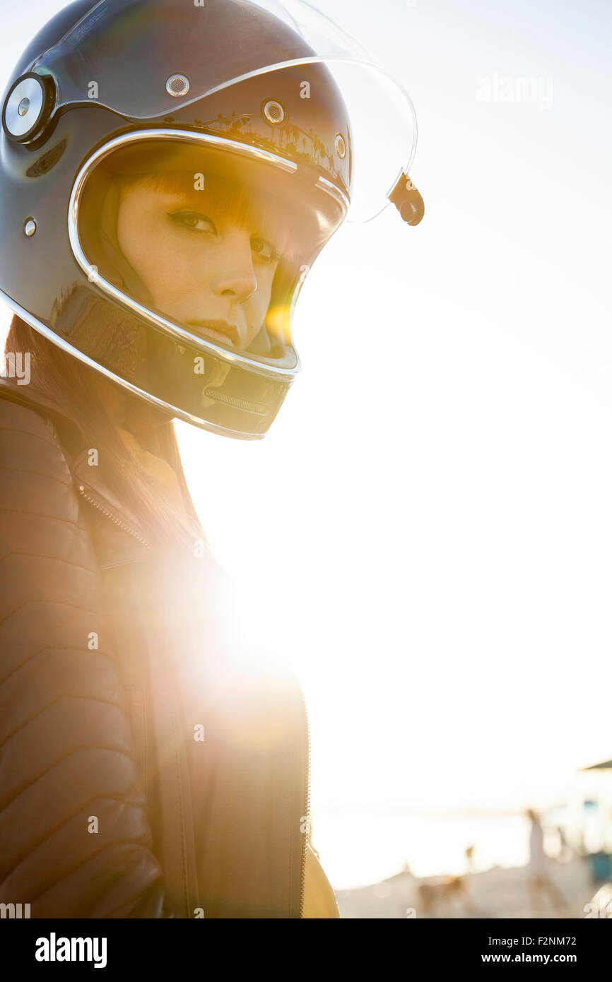 Kaukasische Frau tragen Motorradhelm Stockfoto