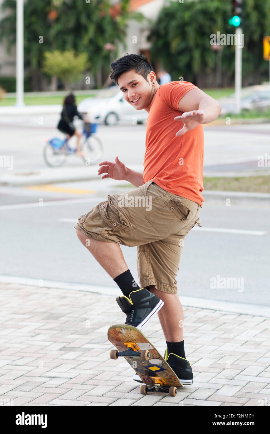 Gemischte Rassen Mann tun Trick auf skateboard Stockfoto