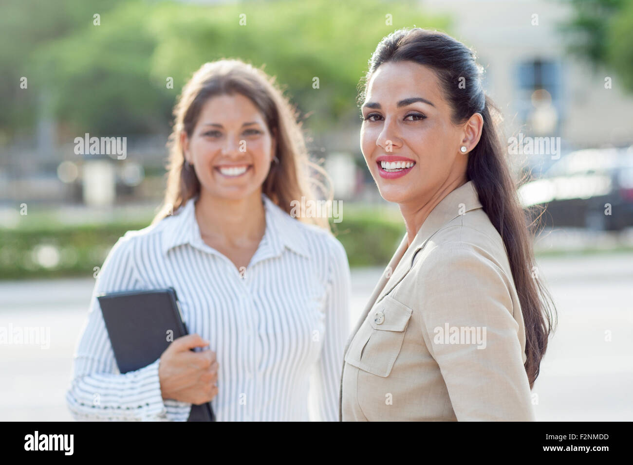 Geschäftsfrauen, die lächelnd im freien Stockfoto