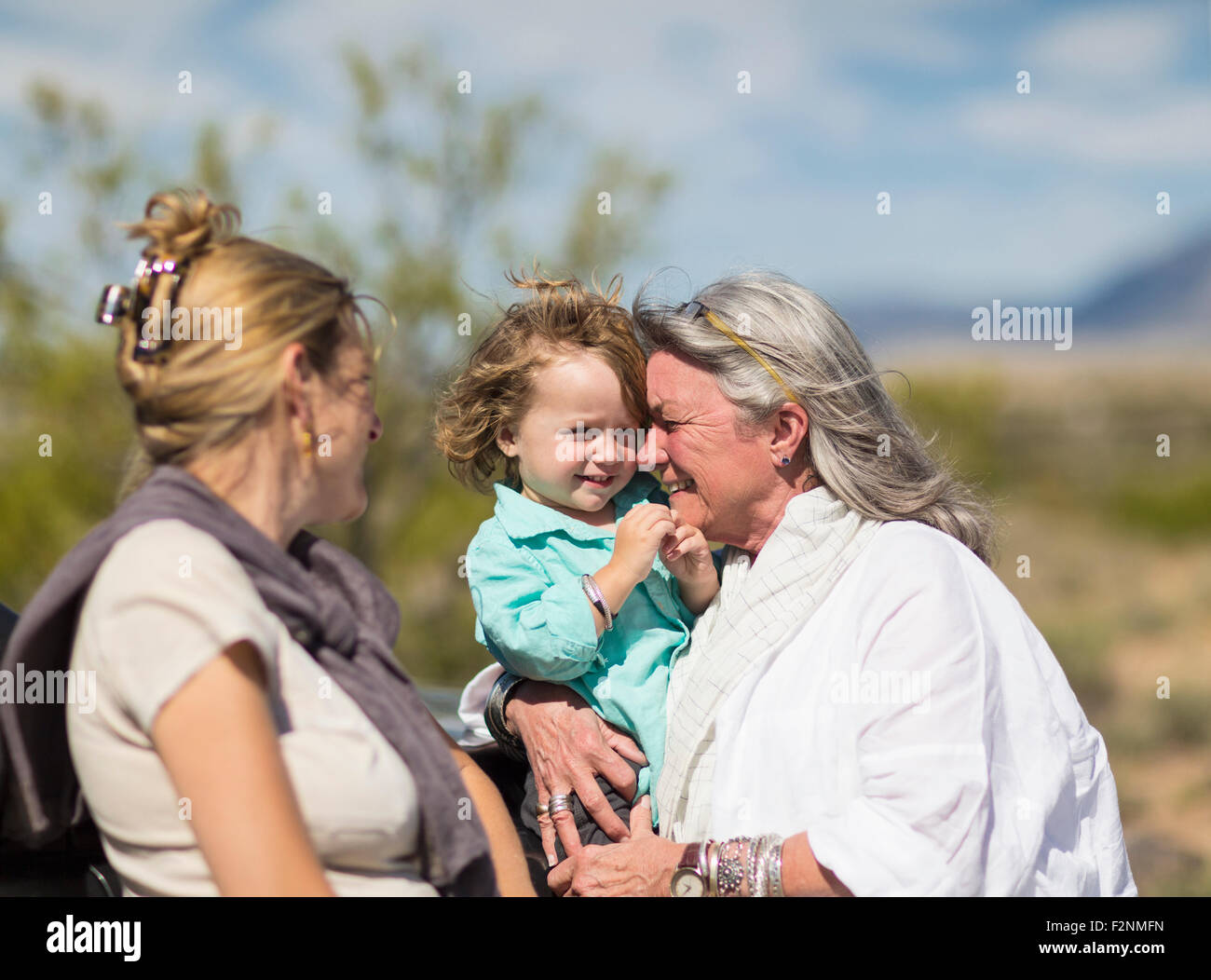 -Mehrgenerationen kaukasische Familie umarmt im freien Stockfoto