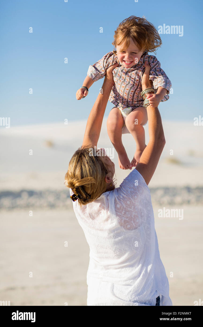 Kaukasische Mutter und Sohn spielt in der Wüste Stockfoto