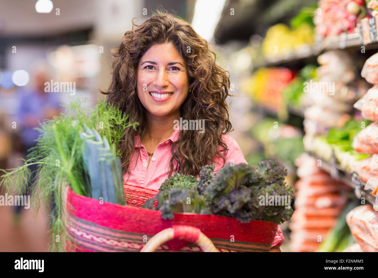 Hispanic Frau einkaufen im Supermarkt Stockfoto