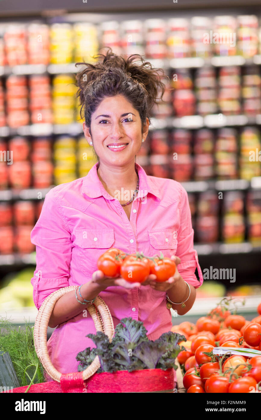 Hispanic Frau einkaufen im Supermarkt Stockfoto