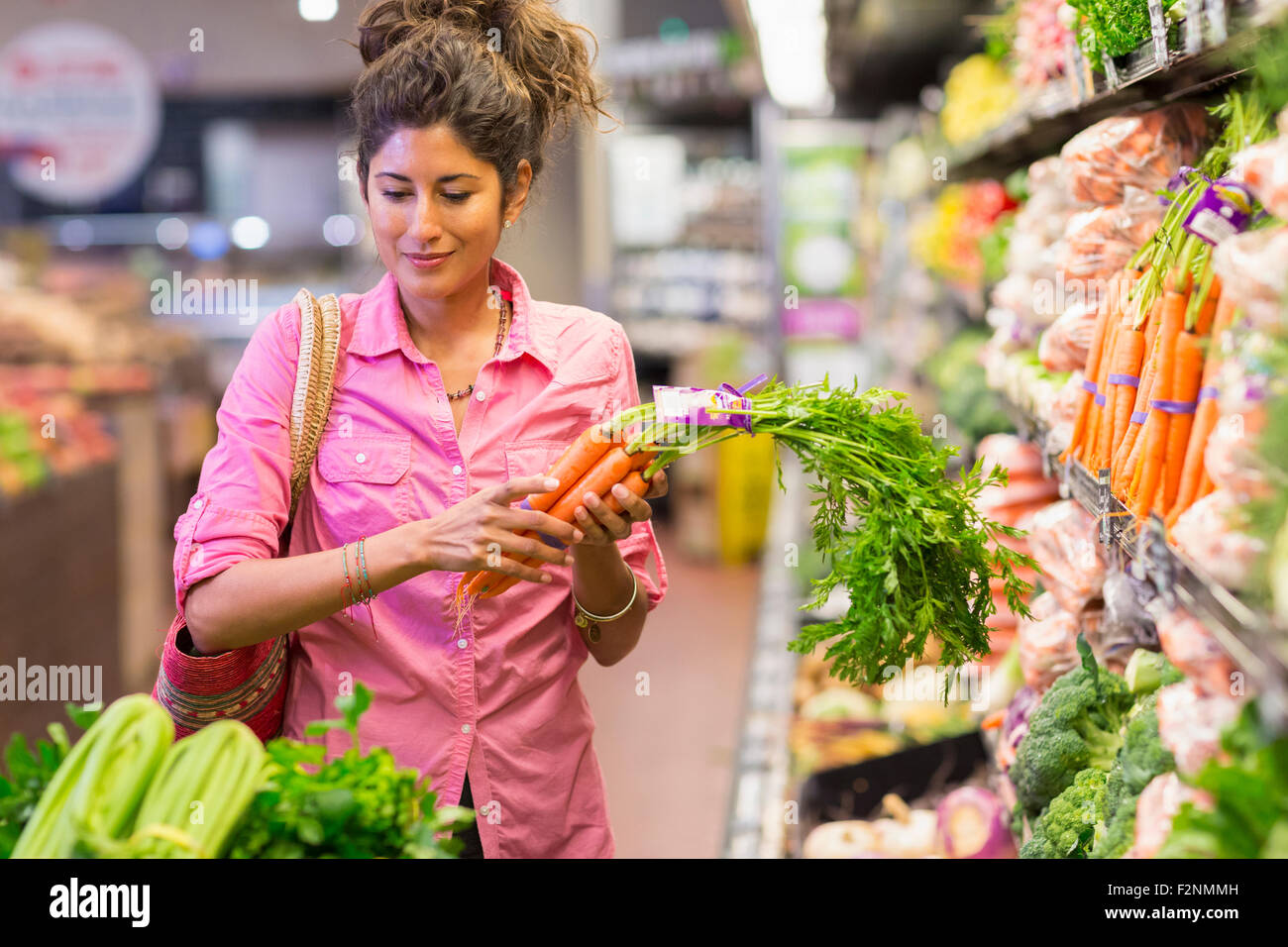 Hispanic Frau einkaufen im Supermarkt Stockfoto