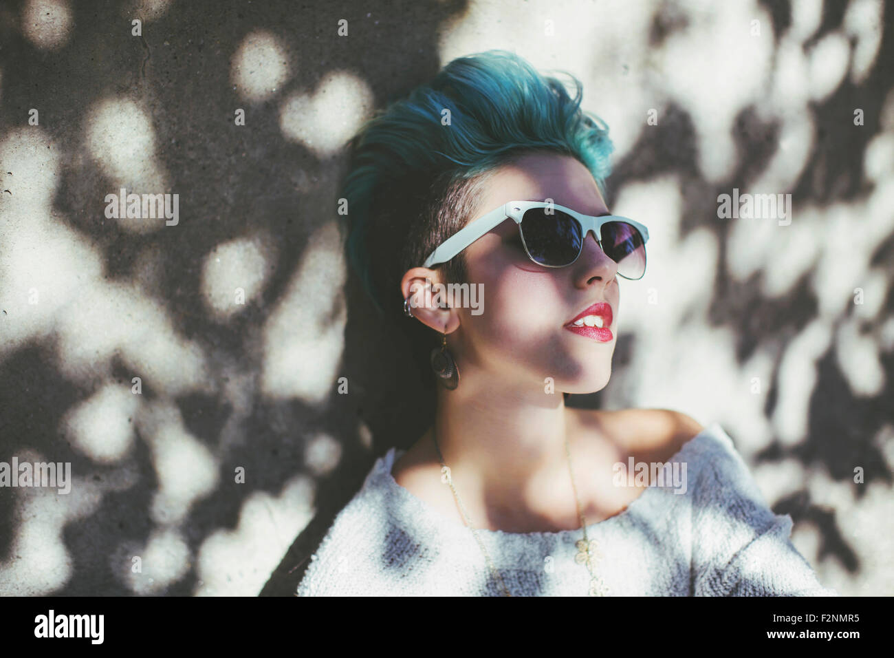 Stilvolle kaukasischen Frau mit Sonnenbrille im Schatten Stockfoto