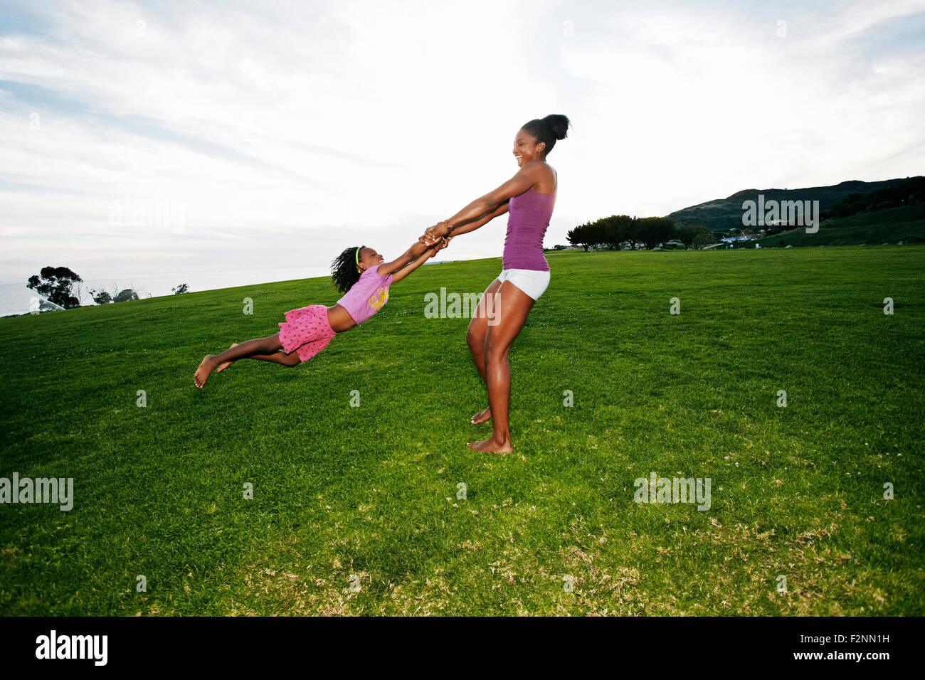 Mutter und Tochter spielen im park Stockfoto